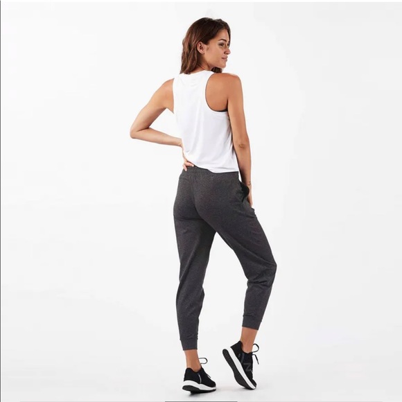 Vuori Performance Jogger in Charcoal Heather - Picture 4 of 6